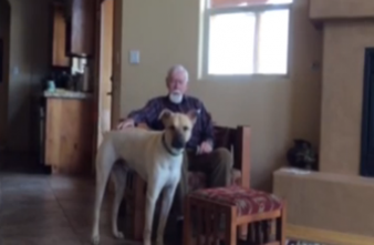 Grâce à son chien, un malade d’Alzheimer retrouve la parole!