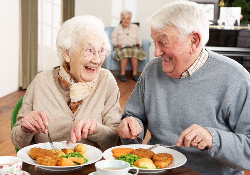 10 points à vérifier pour être sûr que votre proche mange bien en Maison de Retraite: