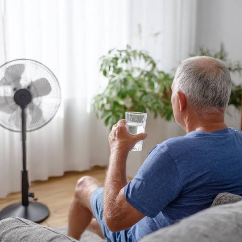 Canicule : 10 idées pour rafraîchir une personne âgée sans climatisation