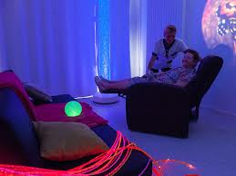 Détente, relaxation, stimulation : Les bienfaits de l’espace Snoezelen en maison de retraite