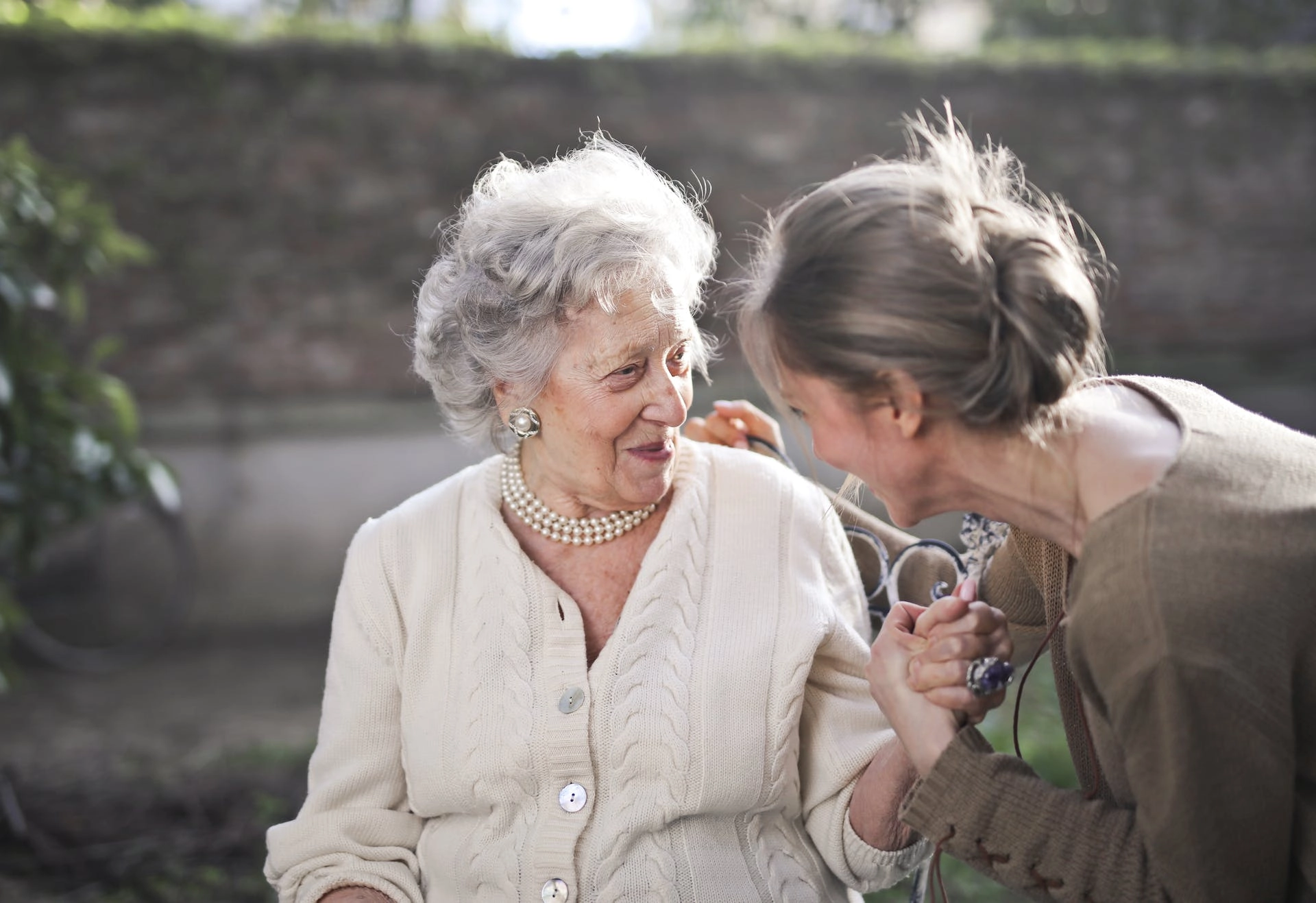 Téléassistance pour senior : Guide pour bien choisir (2024)