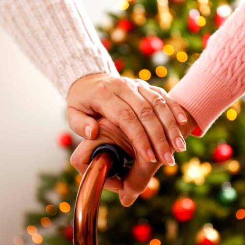 Passer les fêtes de fin d’année avec un proche en maison de retraite ou EHPAD : c’est possible !