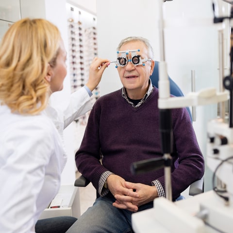 Les presbytes pourront-ils bientôt se passer de lunettes ?