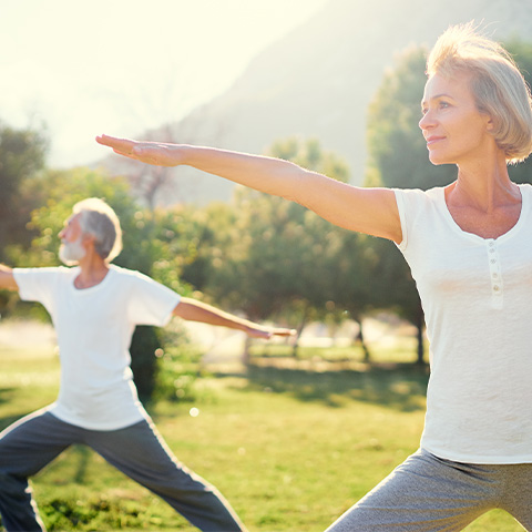 séance de yoga pour seniors en extérieur