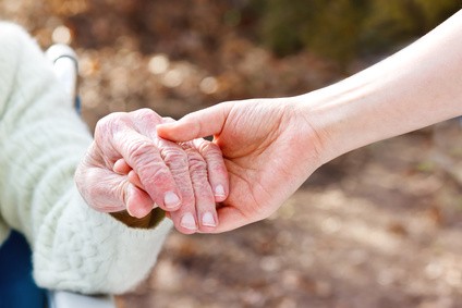 Il est jeune, il est étudiant, et il vit dans une maison de retraite !