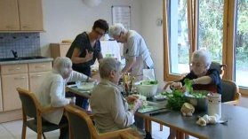 Nouveau en Maisons de retraite Alsacienne: un CD bilingue pour aider à mieux prendre soin des personnes âgées