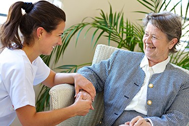 Maison de retraite versus maintien à domicile