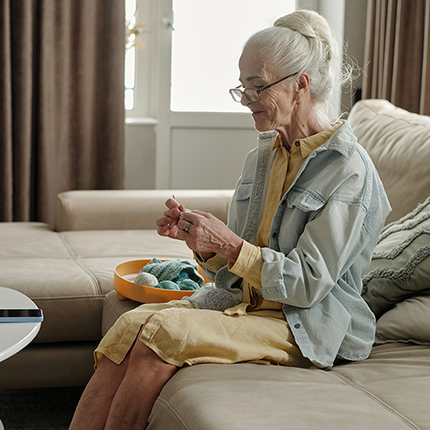 Bien vieillir chez soi : conseils et solutions pour un quotidien serein
