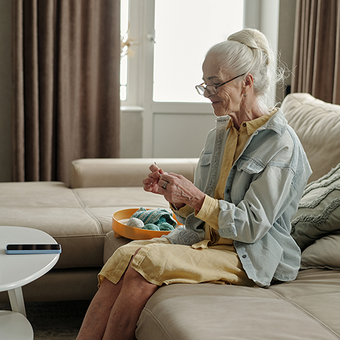 Bien vieillir chez soi : conseils et solutions pour un quotidien serein