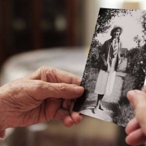 La maladie d'Alzheimer affect aussi la mémoire. 