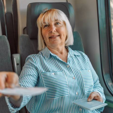 La carte Avantage Senior permet aux seniors de voyager moins cher.