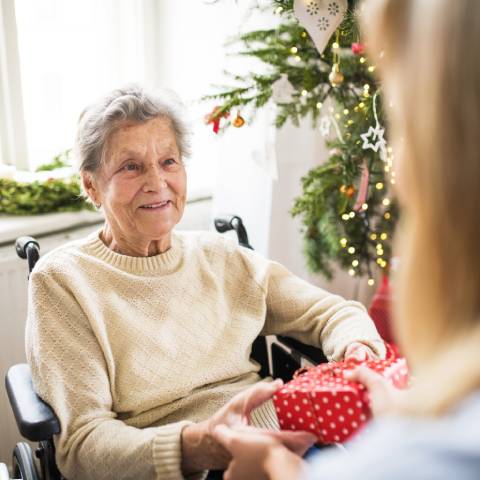 Cadeau de Noël pour personne âgée en EHPAD Offrir un cadeau de Noël à une personne âgée en EHPAD