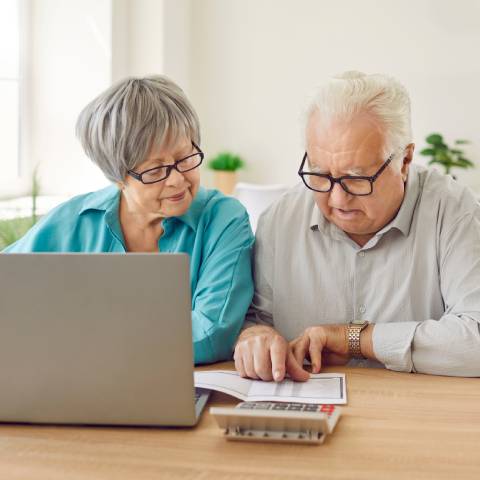 Un couple de retraités calcule le montant de l'abattement fiscal auquel il aura droit en 2026