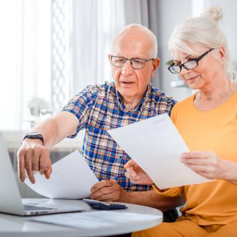 Un couple remplit un dossier de demande d'APA en EHPAD