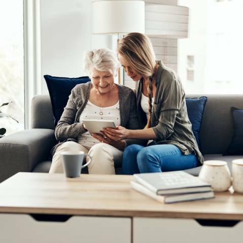 Une jeune femme aide sa maman atteinte d'Alzheimer sous habilitation familiale à choisir son futur EHPAD.