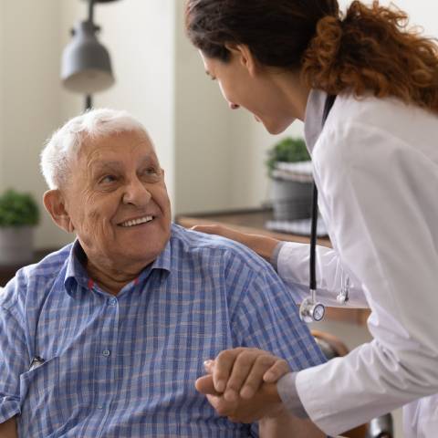 Une infirmière s'occupe d'une personne âgée atteinte de démence en EHPAD.