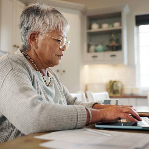 Une femme âgée fait une demande d'ASH en ligne.