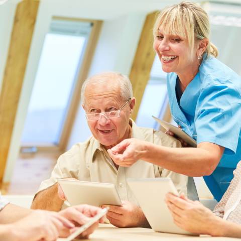 Les EHPAD sont à même d'accompagner des personnes âgées atteintes de la maladie d'Alzheimer ou de toute autre forme de démence.