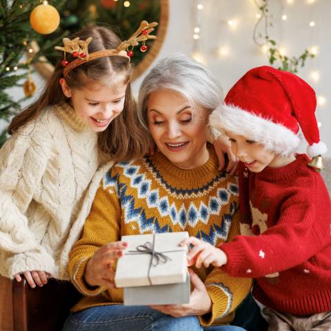 Cadeaux de Noël pour senior : nos idées pour faire plaisir à tous les âges