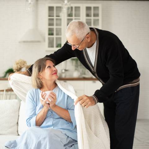 Seniors : 5 astuces pour lutter contre le froid en hiver sans se ruiner