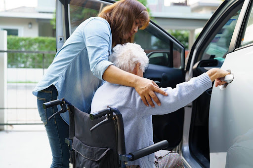 Après la pose d'une prothèse de hanche, les personnes âgées ont besoin d'aide pour effectuer des gestes simples comme monter dans une voiture.