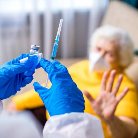 Refus de soins chez les personnes âgées : que faire et quels recours ?