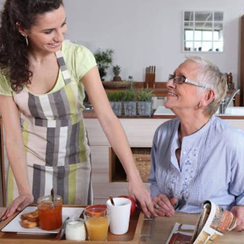 Services d'aide à domicile les services d'aide à domicile permettent aux personnes âgées en perte d'uatonomie de continuer à vivre chez elle.